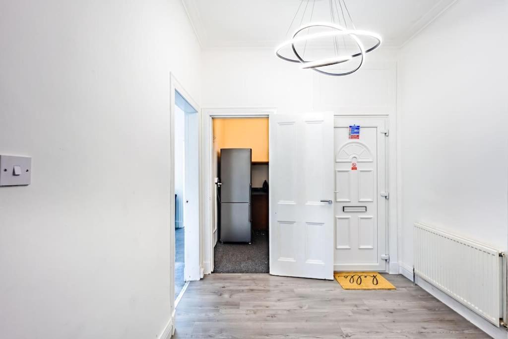 Kali Apartment - Spacious 3 Bed Apartment In Wishaw Wishaw  Esterno foto